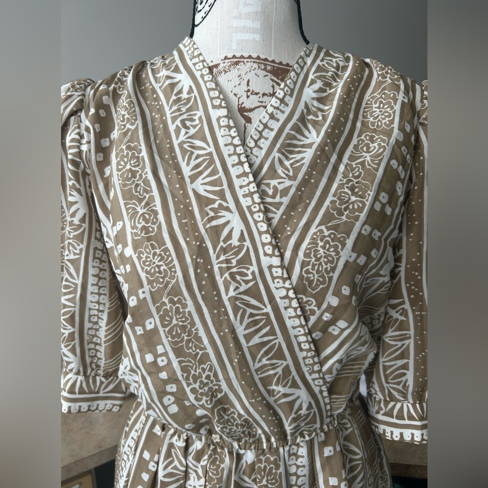 5/$25 Vintage The Wilroy Traveller NY Elegant Tan Patterned Dress size 8 - Picture 2 of 15